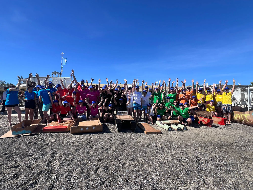 Team building in spiaggia: la sfida carton boat in Toscana