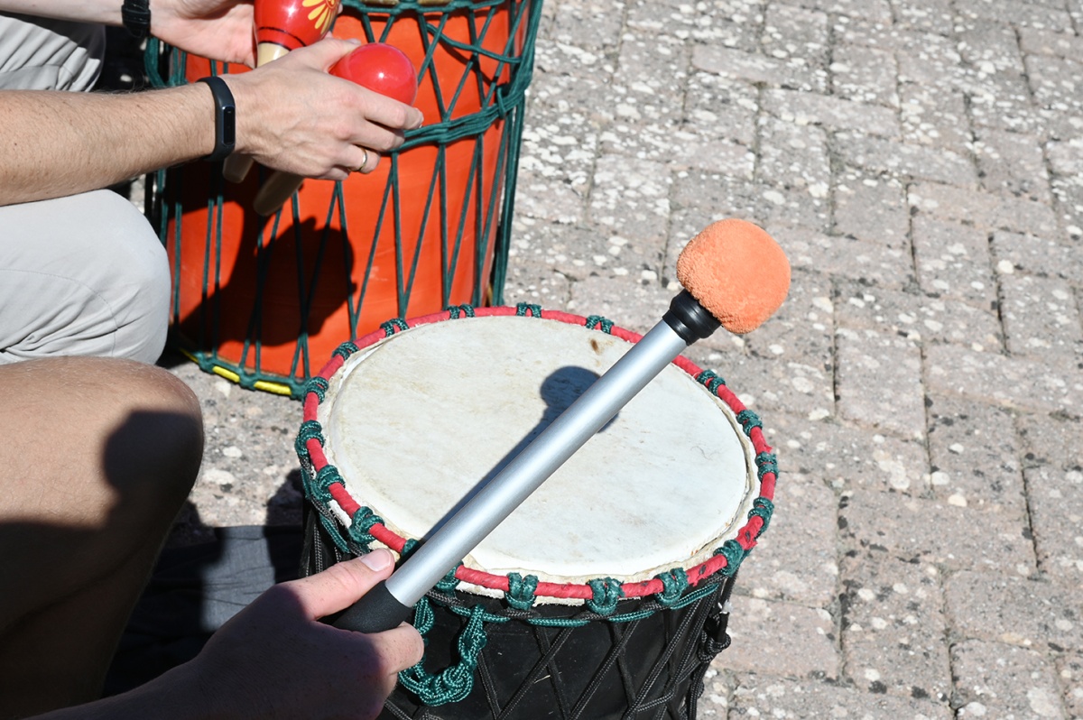 Impara ad ascoltare e comunicare con il tuo team seguendo il ritmo di questo team building.